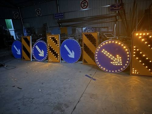 张家口张家口河南太阳能自发光交通路标牌厂家